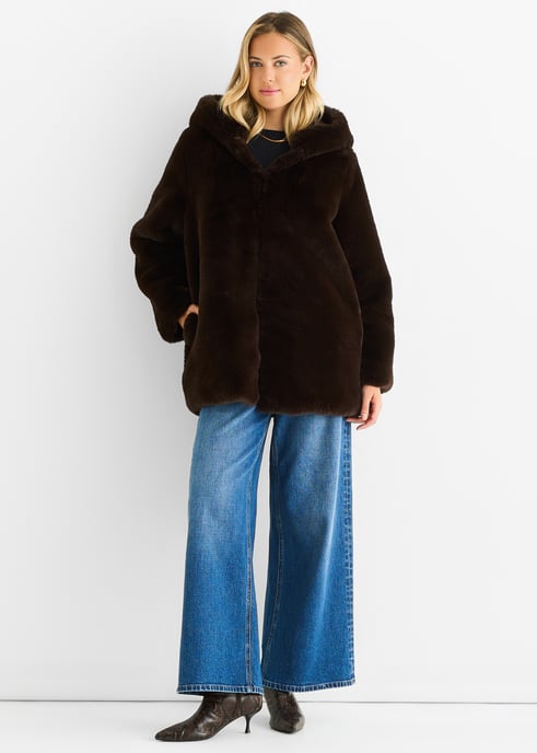 Langärmelige Kunstpelzjacke mit Kapuze aus Schokolade - Image 1