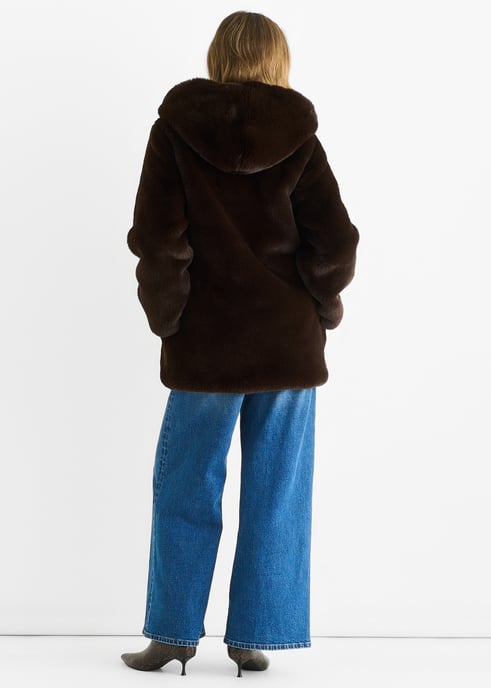 Langärmelige Kunstpelzjacke mit Kapuze aus Schokolade - Image 4