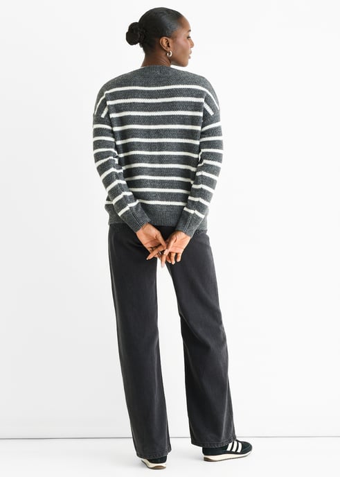 Grau gestreifter, grob gestrickter Oversize-Pullover - Image 4