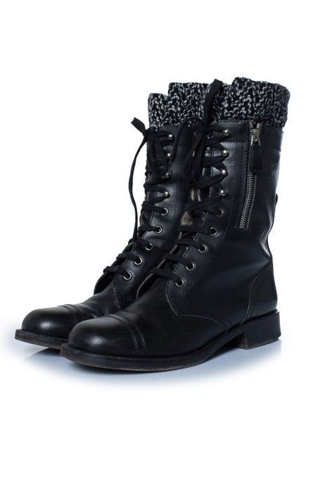 Chanel Schwarze Leder-Tweed-Stiefeletten mit CC-Logo - Image 1
