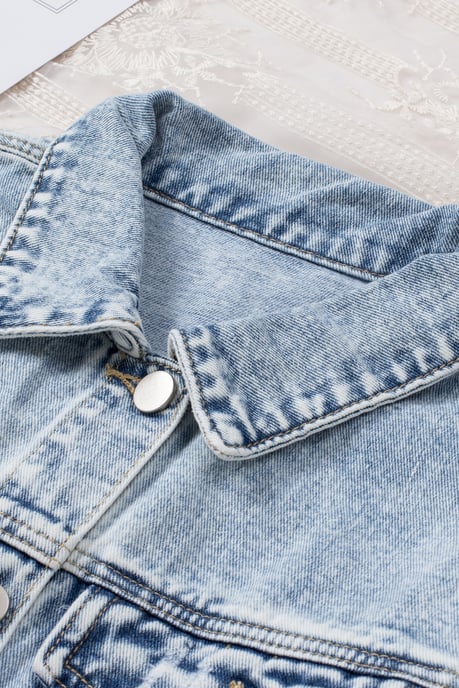 Abgenutzte Jeansjacke mit ausgefranster Säume - Image 3