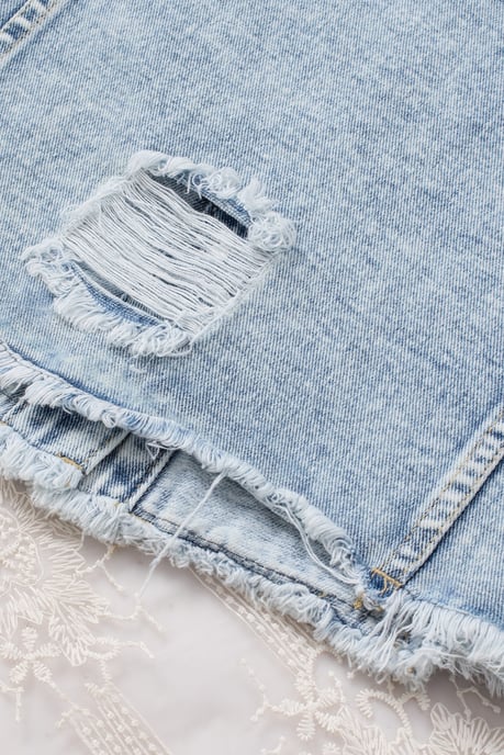 Abgenutzte Jeansjacke mit ausgefranster Säume - Image 5