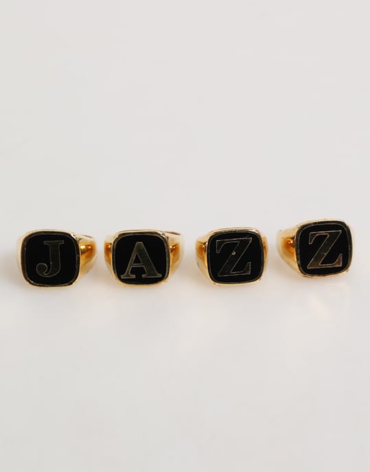 Goldfarbene Messing JAZZ Buchstaben Set 4 Teile Verstellbarer Ring - Image 1