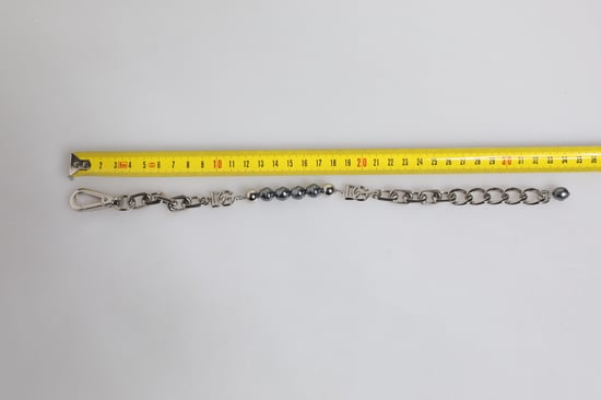 Armband mit grauen Perlen und Silberfarbener Kette mit Karabinerhaken-Logo - Image 3