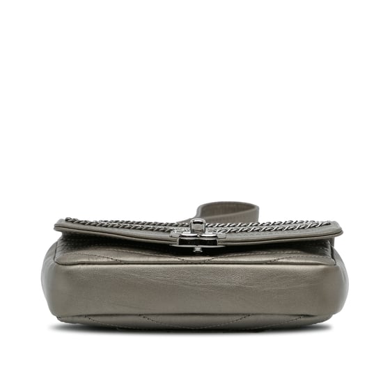 Chanel Umhängetasche mit Metalkettendetails - Image 5