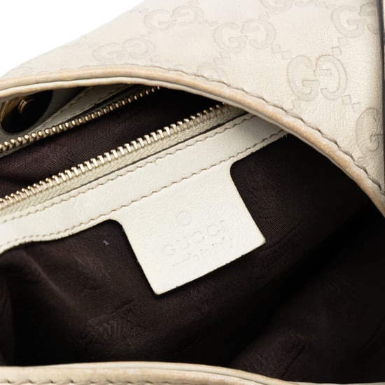 Prägiertes Logo Hobo-Bag - Image 5