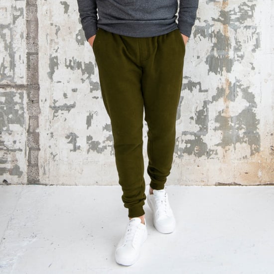 Jogginghose für Männer von der Marke Cappuccino Italia. Die Cappuccino Italia Jogginghose besteht aus hochwertiger Baumwolle und Polyester und hat einen klassischen Schnitt. Die weiche Baumwolle sorgt für einen optimalen Tragekomfort. - Image 2