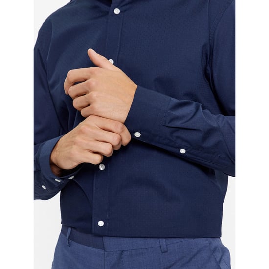 Herrenhemd der Marke Jack & Jones. Das Hemd ist aus hochwertiger Baumwolle und Polyester gefertigt. Die feine Mischung dieser Materialien sorgt für einen herrlich warmen Tragekomfort. Marke: Jack & JonesModellname: Joe StructureKategorie: HerrenhemdenMat - Image 2