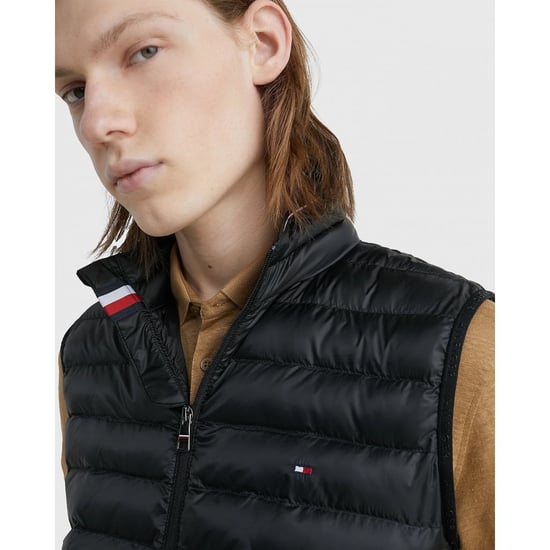 Halten Sie sich in den kühleren Monaten in dieser Pufferweste warm, die sich durch ihr praktisches Faltdesign und die recycelte Wattierung auszeichnet.
&nbsp;
Höhepunkte
- Recyceltes Polyester
- Packbar
- Gepolstert
- Trichterförmiger Halsausschnitt
- Dur - Image 2