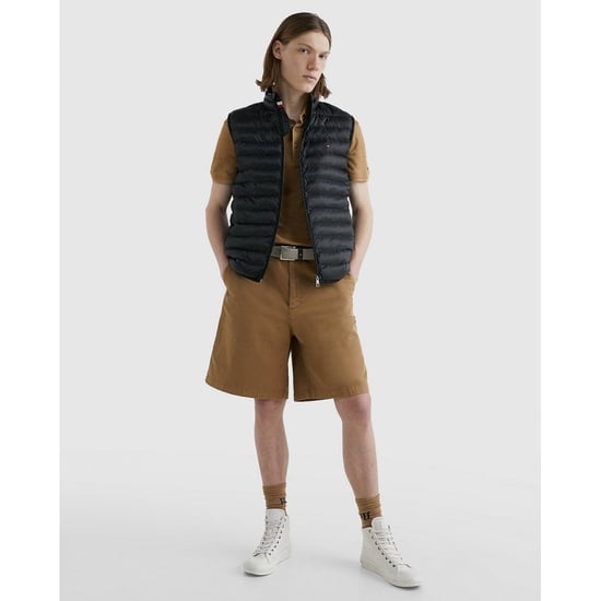 Halten Sie sich in den kühleren Monaten in dieser Pufferweste warm, die sich durch ihr praktisches Faltdesign und die recycelte Wattierung auszeichnet.
&nbsp;
Höhepunkte
- Recyceltes Polyester
- Packbar
- Gepolstert
- Trichterförmiger Halsausschnitt
- Dur - Image 3