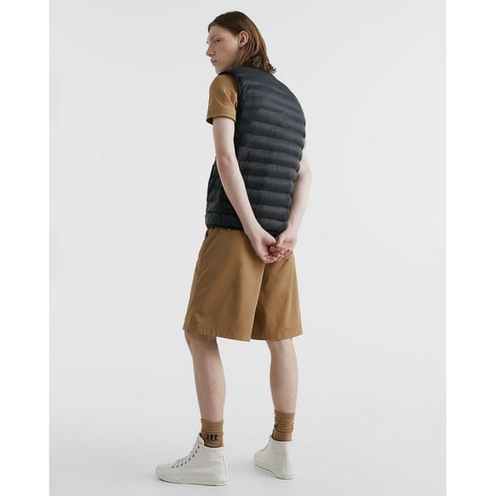 Halten Sie sich in den kühleren Monaten in dieser Pufferweste warm, die sich durch ihr praktisches Faltdesign und die recycelte Wattierung auszeichnet.
&nbsp;
Höhepunkte
- Recyceltes Polyester
- Packbar
- Gepolstert
- Trichterförmiger Halsausschnitt
- Dur - Image 4