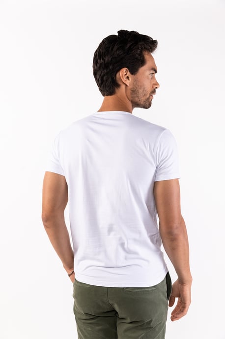 Herren-T-Shirt der Marke Presly & Sun. Die T-Shirts von Presly & Sun sind aus Bio-Baumwolle und Elastan hergestellt und haben eine figurbetonte Passform. Die weiche Baumwolle und das Elastan sorgen für einen hohen Tragekomfort.  Marke: Presly & SunModelln - Image 3