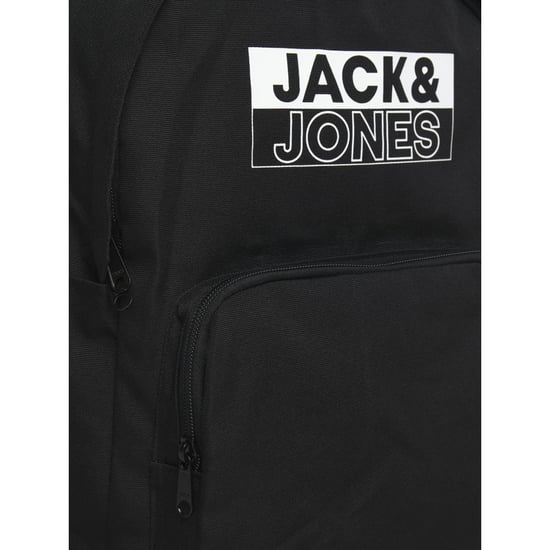 Entdecken Sie das ultimative Must-Have für Männer: den blauen Rucksack von Jack & Jones. Dieser vielseitige Schulrucksack bietet ein Fassungsvermögen von 20 Litern und ist komplett aus 100 % Polyester gefertigt, was für Langlebigkeit und Stil sorgt. Der R - Image 4