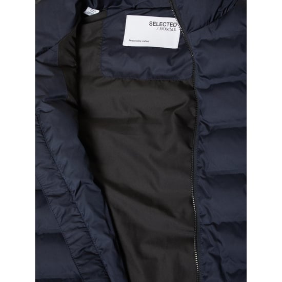 Ausgewählte Barry Steppweste für Herren. Das Barry Quilted Gilet ist aus Polyester gefertigt und hat eine schöne, enge Passform.  Marke: SelectedModellname: Barry Quilted GiletKategorie: HerrenjackeMaterialien: PolyesterFarbe: blau - Image 2