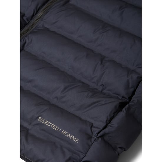 Ausgewählte Barry Steppweste für Herren. Das Barry Quilted Gilet ist aus Polyester gefertigt und hat eine schöne, enge Passform.  Marke: SelectedModellname: Barry Quilted GiletKategorie: HerrenjackeMaterialien: PolyesterFarbe: blau - Image 3