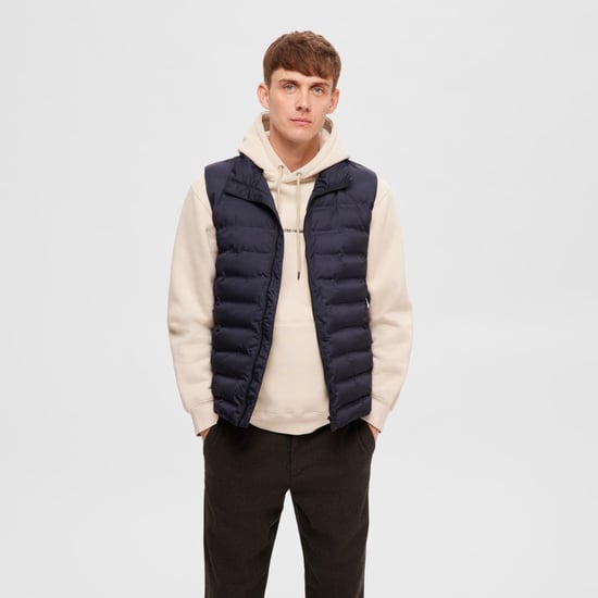 Ausgewählte Barry Steppweste für Herren. Das Barry Quilted Gilet ist aus Polyester gefertigt und hat eine schöne, enge Passform.  Marke: SelectedModellname: Barry Quilted GiletKategorie: HerrenjackeMaterialien: PolyesterFarbe: blau - Image 4