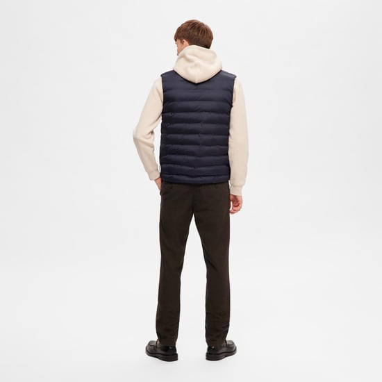 Ausgewählte Barry Steppweste für Herren. Das Barry Quilted Gilet ist aus Polyester gefertigt und hat eine schöne, enge Passform.  Marke: SelectedModellname: Barry Quilted GiletKategorie: HerrenjackeMaterialien: PolyesterFarbe: blau - Image 5