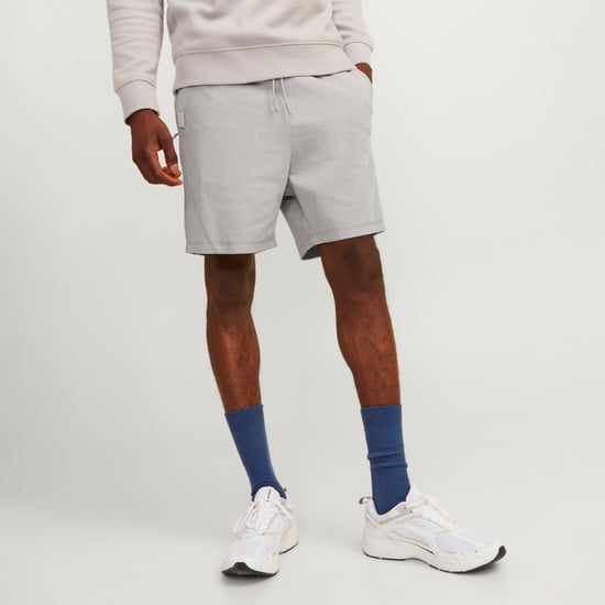 Herren-Shorts der Marke Jack & Jones. Die Shorts sind aus hochwertiger Baumwolle, Polyester und Elastan gefertigt. Die feine Mischung dieser Materialien sorgt für hohen Tragekomfort. Marke: Jack & JonesModellname: Gordon Cloud Sweat ShortKategorie: Short - Image 3
