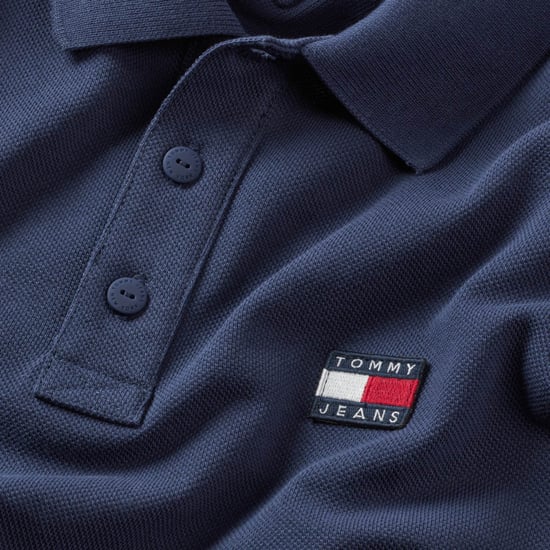 GBDieses Polo für Herren von Tommy Jeans ist aus Kartoffeln gefertigt. Das Modell hat ein klassisches Design und eine gute Passform. - Image 3
