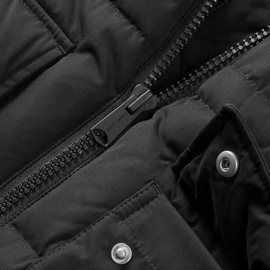 Damenjacke der Marke Tommy Jeans in der Farbe schwarz. Die Jacke ist aus recyceltem Polyester hergestellt und hat eine normale Passform. Auf der Brust befindet sich das kultige Tommy-Logo. Marke: Tommy JeansModellname: Midi Alaska Faux Fur JacketKategori - Image 4