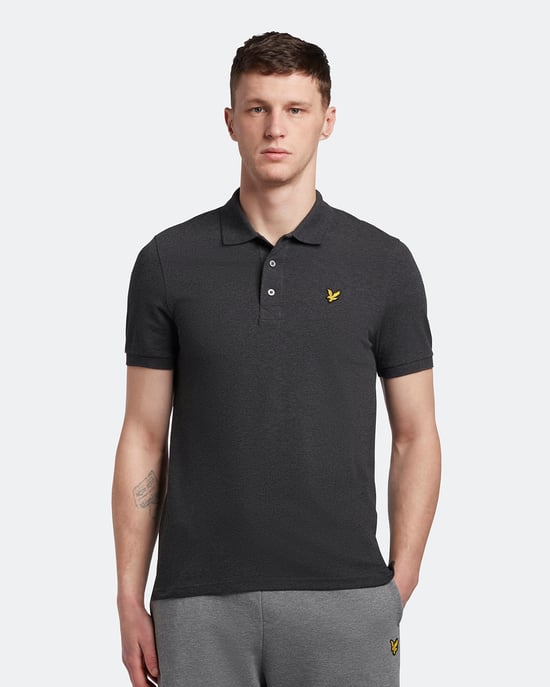 Als ultimative Stilikone von Lyle & Scott steht unser einfarbiges Poloshirt seit Jahrzehnten an der Spitze der Mode. Erhältlich in einer Vielzahl von Farben und hergestellt aus einer leichten, weichen Baumwollmischung, sind unsere Polos ein Muss für jeden - Image 1