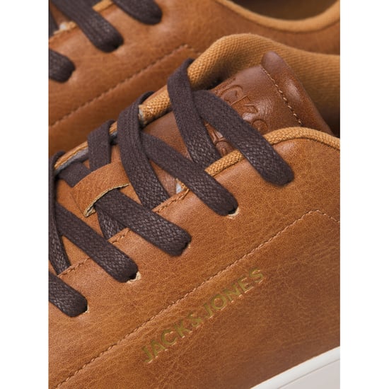 Herren-Turnschuhe von der Marke Jack & Jones. Der Schuh ist aus hochwertigem Kunstleder gefertigt. Marke: Jack & JonesModellname: BossKategorie: HerrenschuheMaterialien: KunstlederFarbe: cognac - Image 4