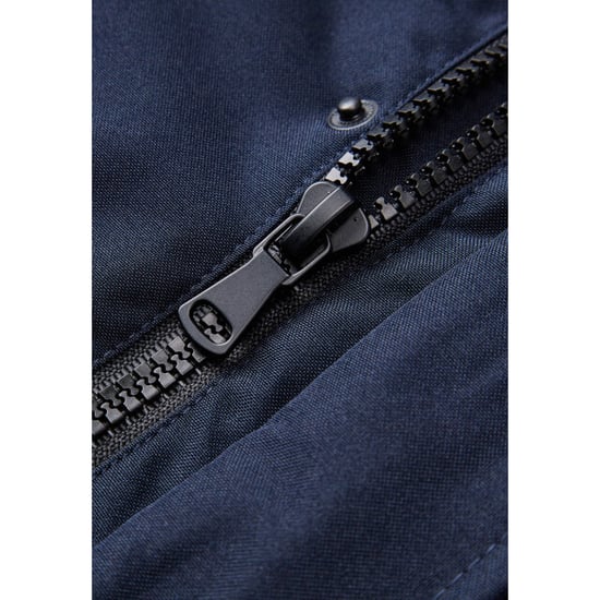 Subprime-Parka für Männer. Der Parka besteht aus hochwertigem Polyester und hat ein warmes Innenfutter. Er ist ideal für die kalten Wintermonate. Der Pelzkragen besteht aus Kunstpelz und ist abnehmbar. - Image 5