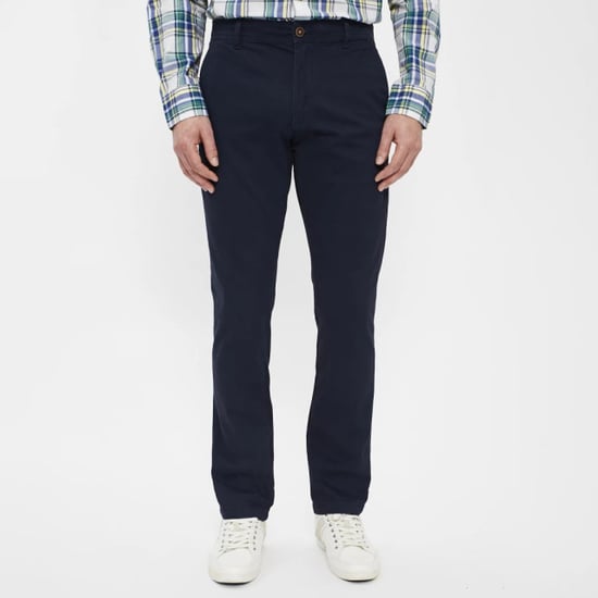 Herren-Chinohose der Marke Jack & Jones. Die Hose ist aus hochwertiger Baumwolle und Elastan gefertigt. Die Slim Fit Passform in Kombination mit dem Elastan sorgt dafür, dass die Hose sehr dehnbar ist und daher schön eng anliegt.  Marke: Jack & JonesModel - Image 3