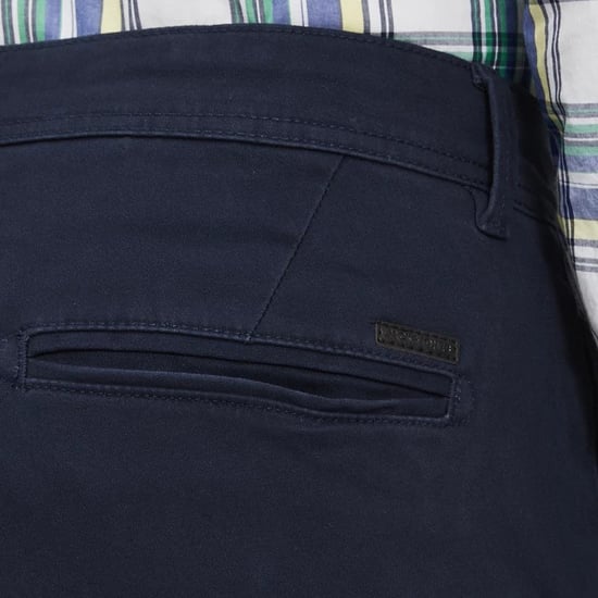 Herren-Chinohose der Marke Jack & Jones. Die Hose ist aus hochwertiger Baumwolle und Elastan gefertigt. Die Slim Fit Passform in Kombination mit dem Elastan sorgt dafür, dass die Hose sehr dehnbar ist und daher schön eng anliegt.  Marke: Jack & JonesModel - Image 4