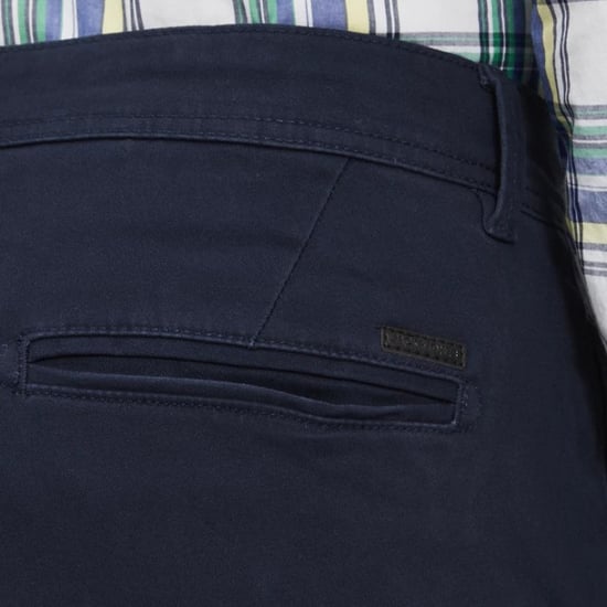 Herren-Chinohose der Marke Jack & Jones. Die Hose ist aus hochwertiger Baumwolle und Elastan gefertigt. Die Slim Fit Passform in Kombination mit dem Elastan sorgt dafür, dass die Hose sehr dehnbar ist und daher schön eng anliegt.  Marke: Jack & JonesModel - Image 5