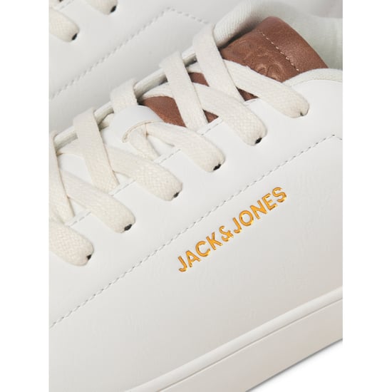 Herren-Turnschuhe von der Marke Jack & Jones. Der Schuh ist aus hochwertigem Kunstleder gefertigt. Marke: Jack & JonesModellname: BossKategorie: HerrenschuheMaterialien: KunstlederFarbe: weiß, cognac - Image 4