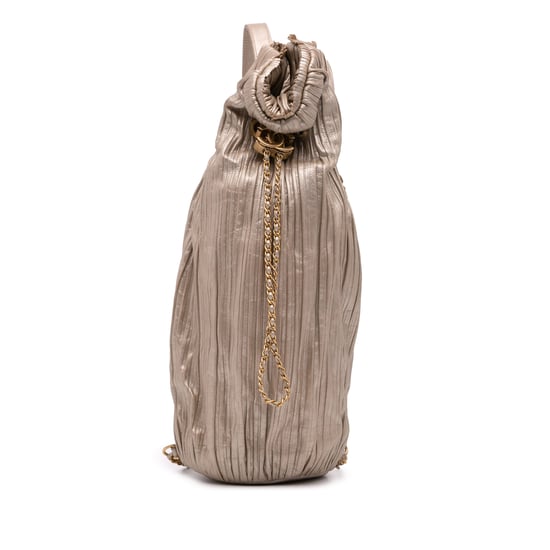 Plissierter Leder-Rucksack mit Kettendetails - Image 1