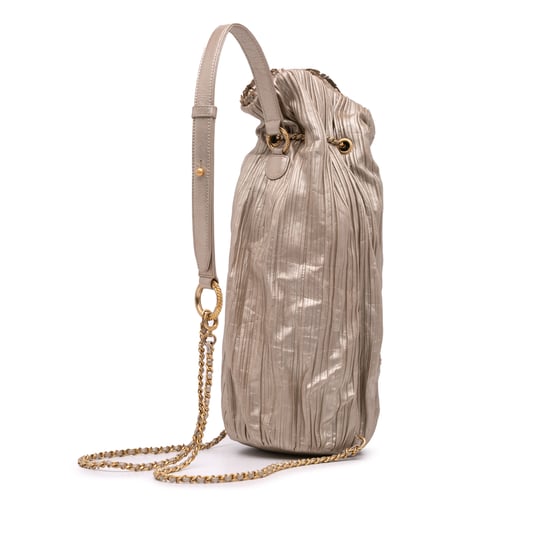 Plissierter Leder-Rucksack mit Kettendetails - Image 2