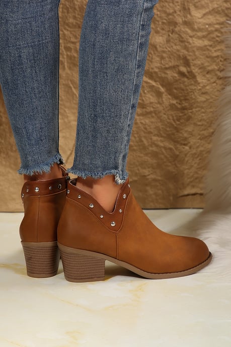 Nietenbesetzte Knöchelstiefel mit niedrigem Absatz - Image 2