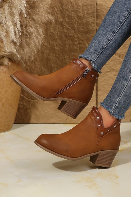 Nietenbesetzte Knöchelstiefel mit niedrigem Absatz - Image 3