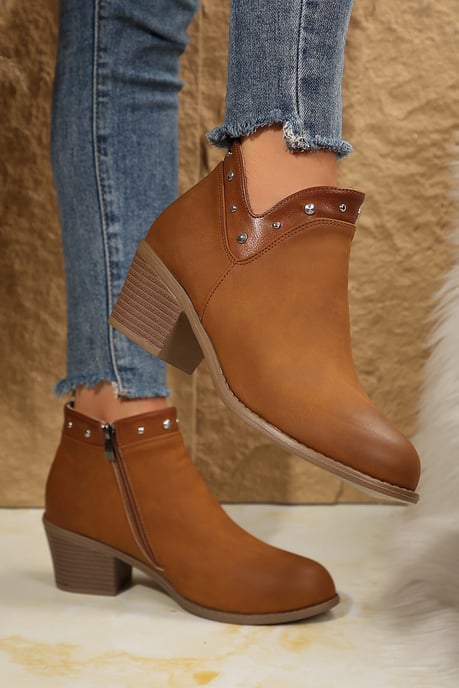 Nietenbesetzte Knöchelstiefel mit niedrigem Absatz - Image 4