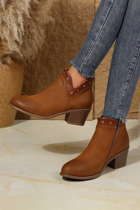Nietenbesetzte Knöchelstiefel mit niedrigem Absatz - Image 5