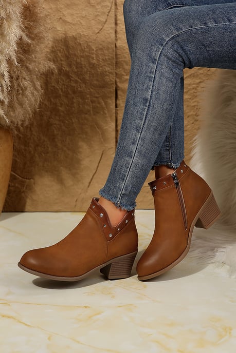 Nietenbesetzte Knöchelstiefel mit niedrigem Absatz - Image 6