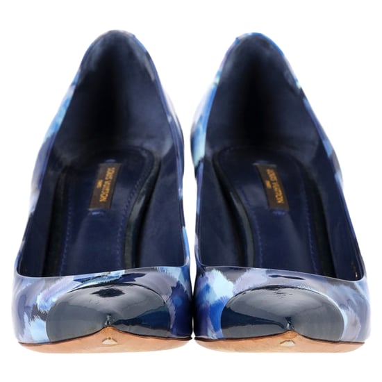Louis Vuitton Bedruckte Spitz-Zeh-Pumps aus marineblauem Lackleder - Image 2
