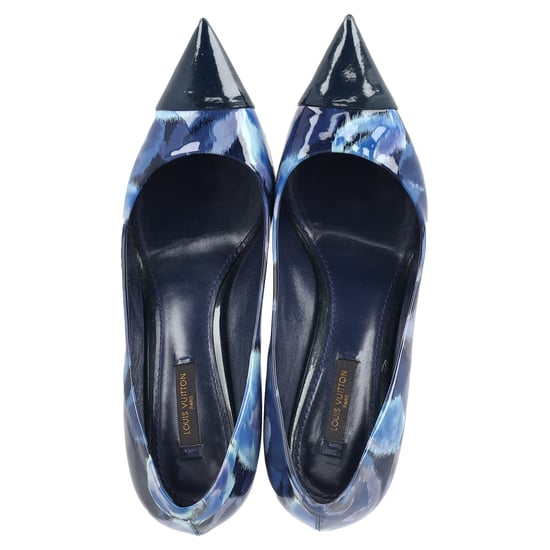 Louis Vuitton Bedruckte Spitz-Zeh-Pumps aus marineblauem Lackleder - Image 3