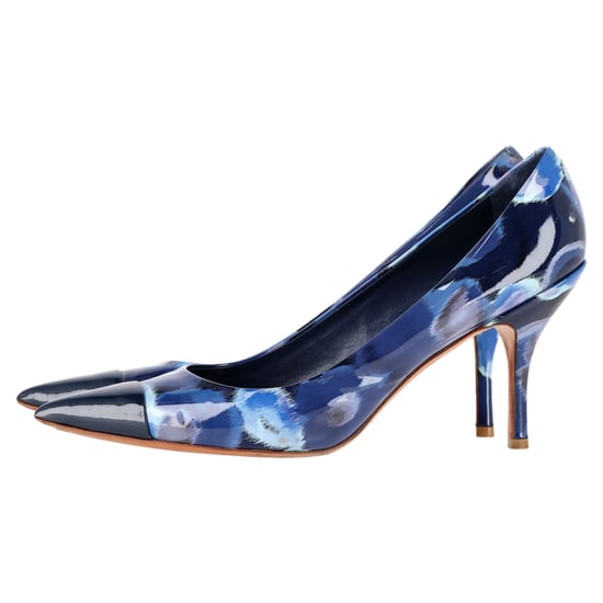 Louis Vuitton Bedruckte Spitz-Zeh-Pumps aus marineblauem Lackleder - Image 4
