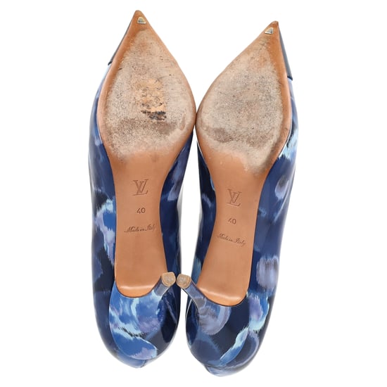 Louis Vuitton Bedruckte Spitz-Zeh-Pumps aus marineblauem Lackleder - Image 6