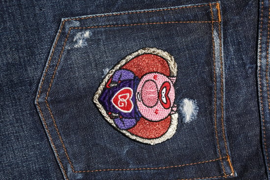 Abgenutzte Logo-Jeans - Image 6