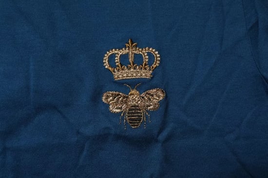Bienenkrone T-Shirt mit Stickerei - Image 4