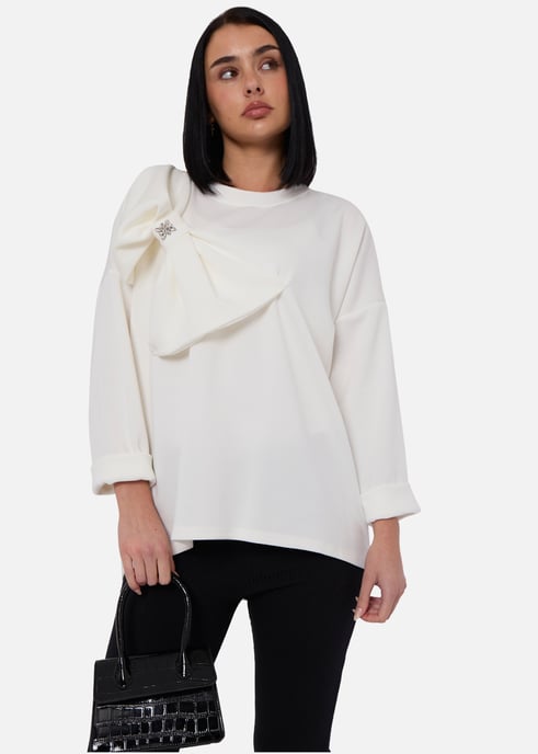 Cremefarbenes Pullover-Top mit kontrastierender Schleife in Übergröße - Image 2