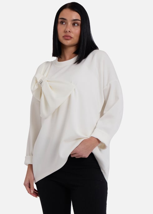 Cremefarbenes Pullover-Top mit kontrastierender Schleife in Übergröße - Image 3