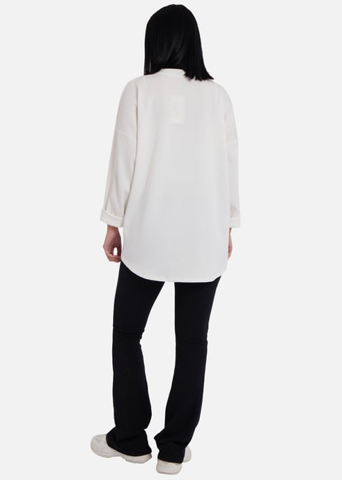 Cremefarbenes Pullover-Top mit kontrastierender Schleife in Übergröße - Image 4