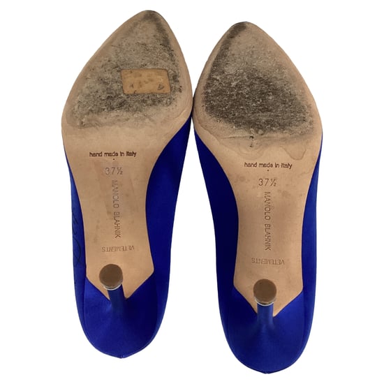 Vetements x Manolo Blahnik Signierte Spitzensandalen aus blauer Satin - Image 6