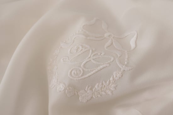 Dolce Gabbana Seidenbluse mit langen Ärmeln und Rundhalsausschnitt - Image 6