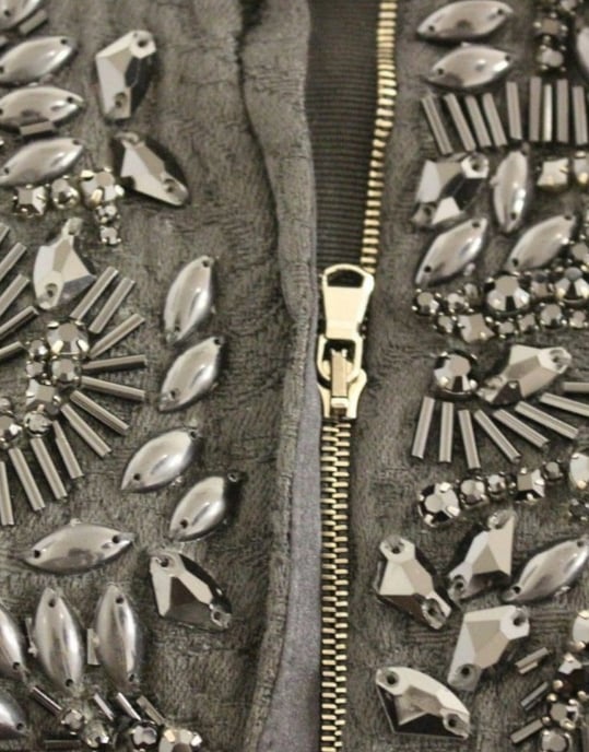 Verziertes Mini-Kleid Schwarz Mit Perlen - Image 5